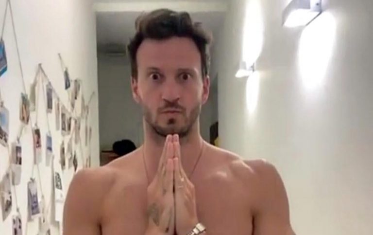 מייקל לואיס פתח הבקבוק בעזרת ה... והכל מצולם!