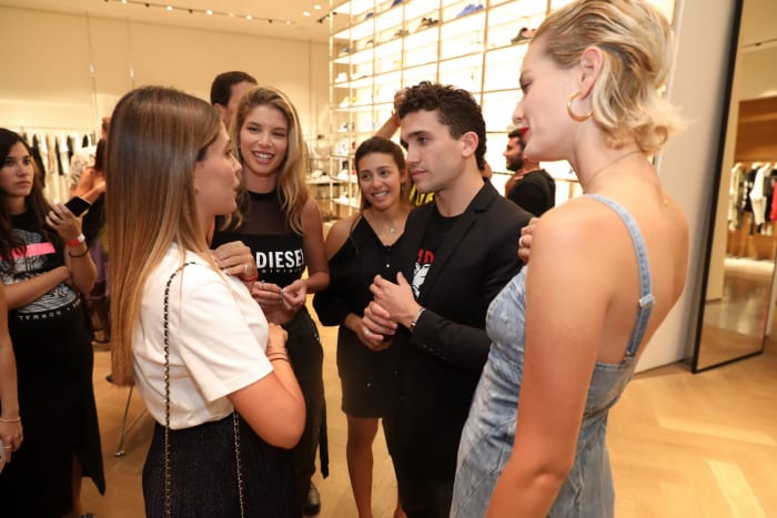 תראו איך קורל סימנוביץ' ונטלי דדון מתלהבות מכוכב "בית הנייר"!