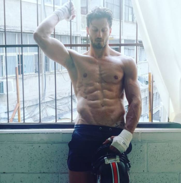 מייקל לואיס פתח הבקבוק בעזרת ה... והכל מצולם!