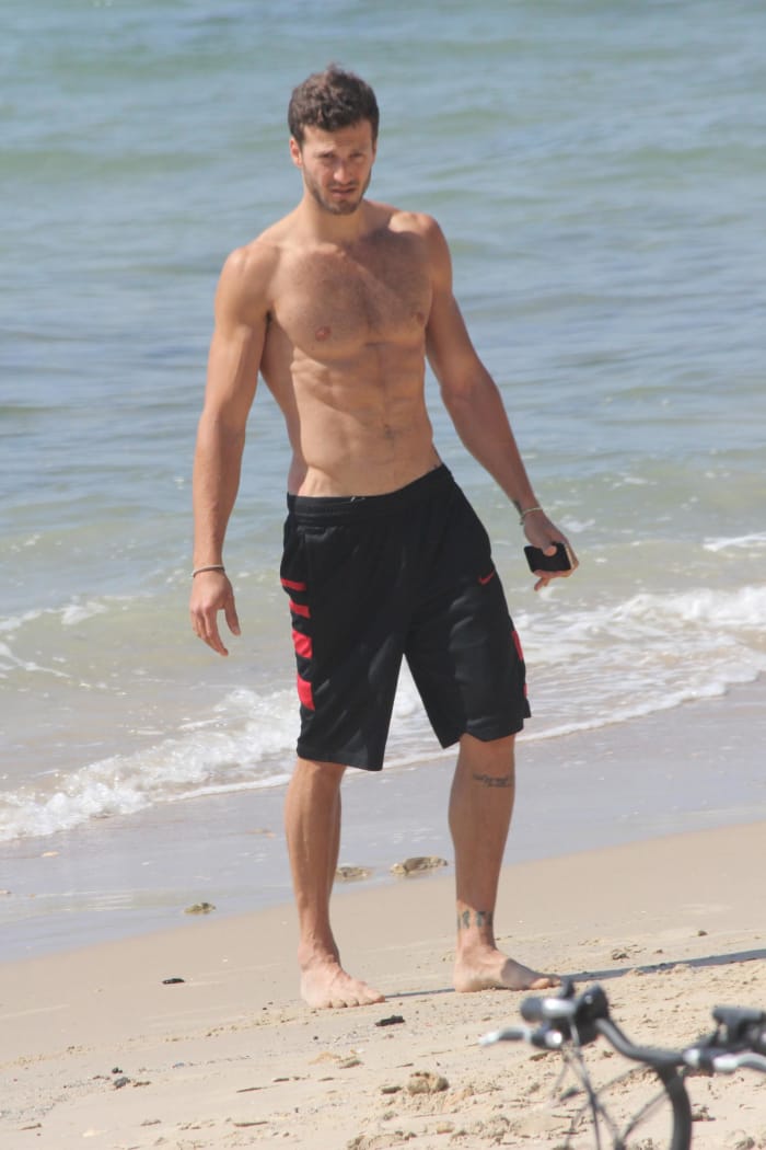 מייקל לואיס פתח הבקבוק בעזרת ה... והכל מצולם!