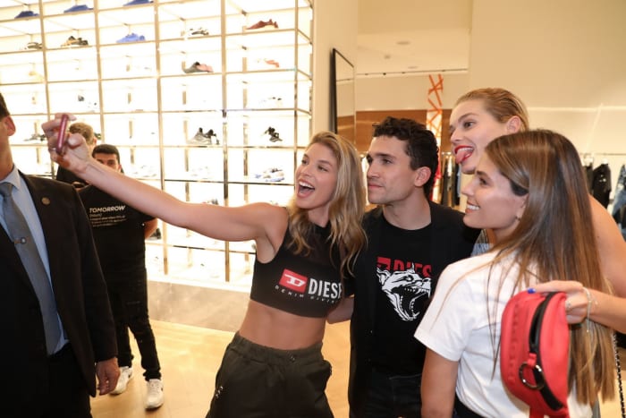 תראו איך קורל סימנוביץ' ונטלי דדון מתלהבות מכוכב "בית הנייר"!