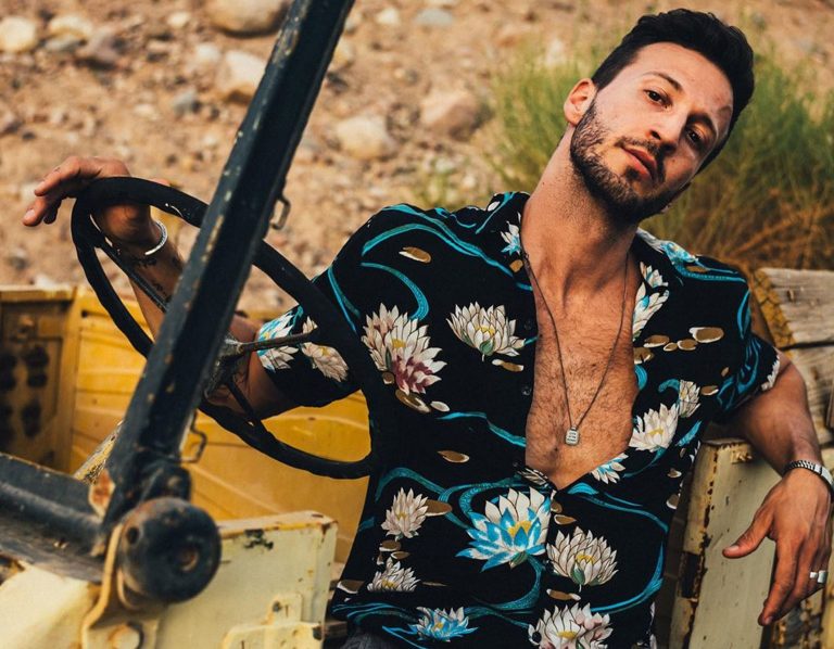 מייקל לואיס בסקנדל חדש: ניהל רומן סוער עם גבר?