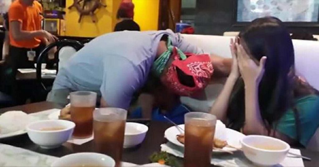 הם לא הצליחו לעצור את הדמעות ברגע שהבינו מי המלצר שלהם!