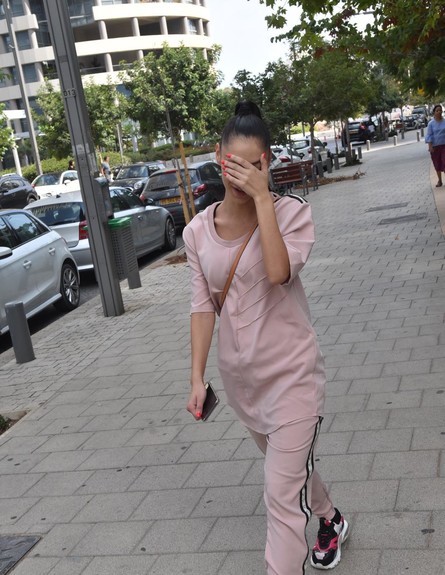 הדוגמנית ירדה מביתו של בן אל - וצולמה