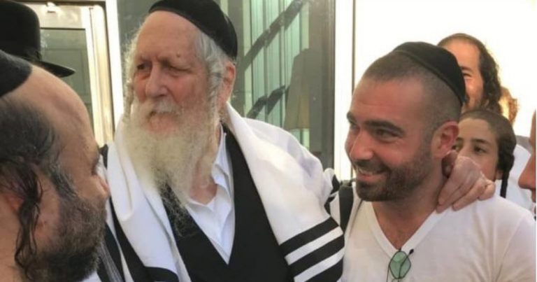 עומר אדם הצטלם עם הרב המתעלל:"בירך אותו שיהיה הזמר המוצלח בעולם"