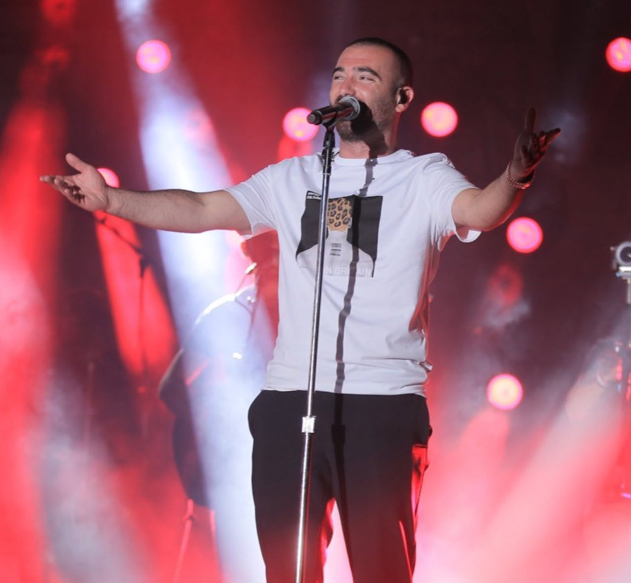 אייל גולן הציע סולחה ואצל עומר אדם הגיבו:"מה פתאום הוא נזכר בעומר עכשיו?"