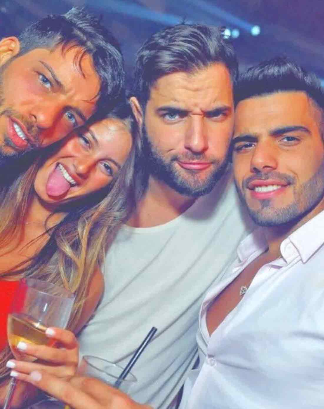 הרוצחת מארי פיזם מגנה על בת דודה של טום קשתי בכלא!