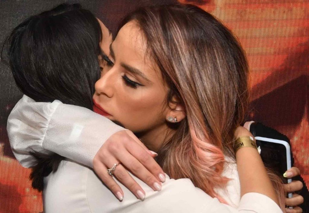 בעבר הייתה להן מערכת יחסים נעימה ומכבדת, אבל אז שרית פולק, ארוסתו של ססטיק, ארגנה מסיבת יום הולדת לבן אל תבורי ולא הזמינה את האקסית ואם בנו, אורטל עמר. מאז עברו כמה חודשים, מערכת היחסים של תבורי ועמר הספיקה להתחזק עוד יותר וכעת הגיע גם הזמן לסולחה רשמית בין עמר ופולק. אנחנו התרגשנו