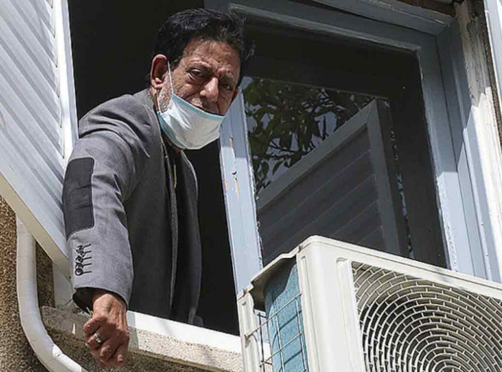 שימי תבורי מנסה לעשן סיגריה עם מסיכה וזה קצת הסתבך!