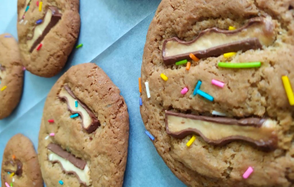 עוגיות שוקולד צ'יפס עם אצבעות קינדר