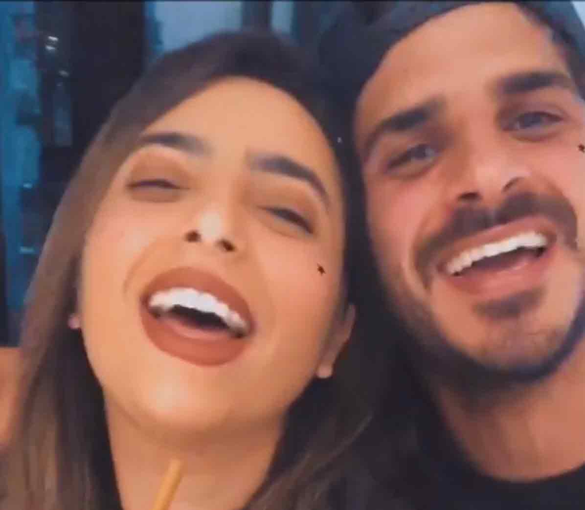 ליאור דואק חוגג ומרים כוסית עם ידידה