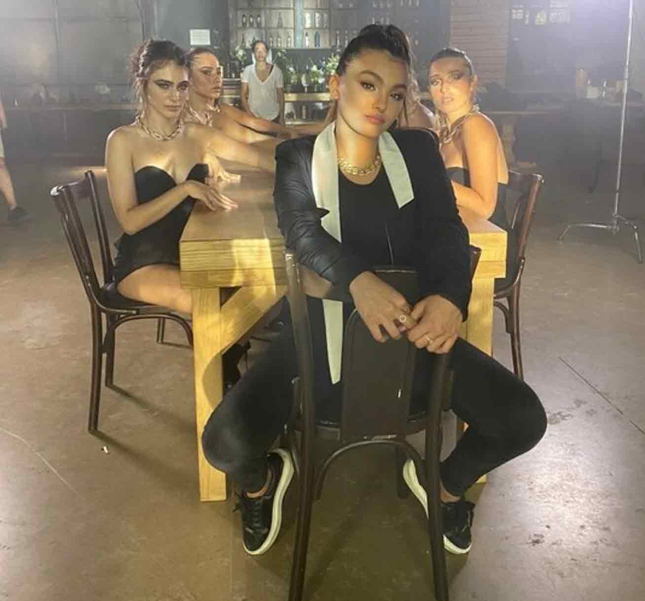 אלין גולן גונבת לאייל גולן את ההצגה בקליפ חדש שלו!?