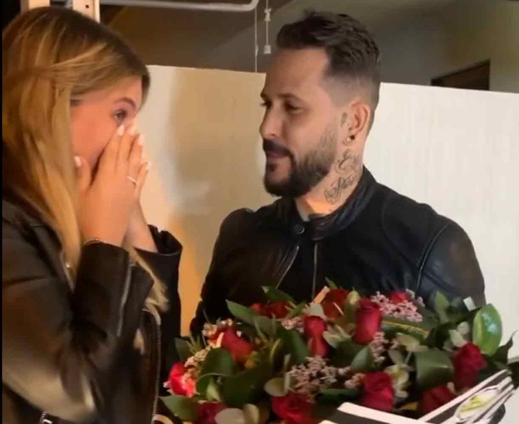 לא ציפתה לזה: אסי בוזגלו מפתיע את אשתו בענק "את השורדת שלי!"