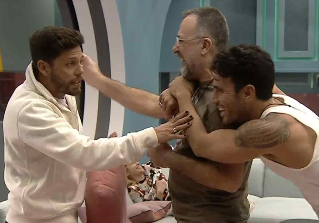 תום מנסה לעבוד על רמי וכמעט גורם לדיוויד להתקף לב!