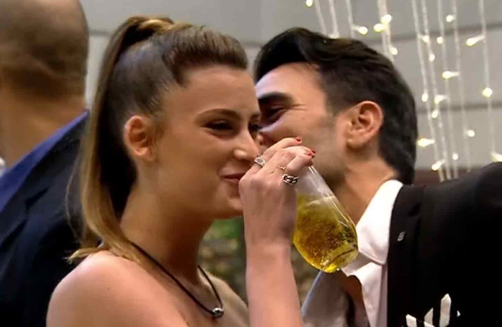 הלו פאפיי: גל גנבה את ההצגה בזכות מה שהציץ מהשמלה?