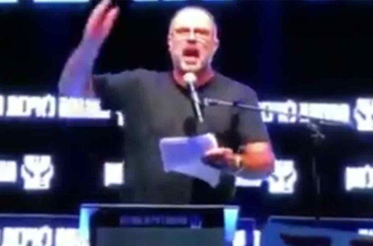 רץ ברשת: הקומיקאי ודייר "האח הגדול" רמי ורד מתפוצץ במהלך נאום