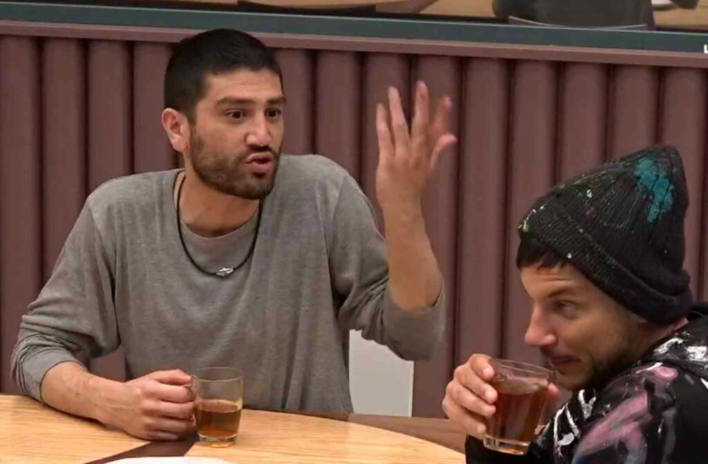 רמי ורד עושה חיקוי של יהודה וג'וזי בוכים בחדר האח:"יש לי בולבול קטן"