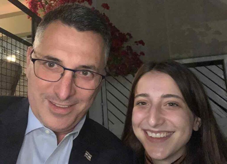 כוכבת האח הגדול בעקיצה לגדעון סער:"יודע לדבר עם ערבים, הבת שלו שוכבת איתם!"