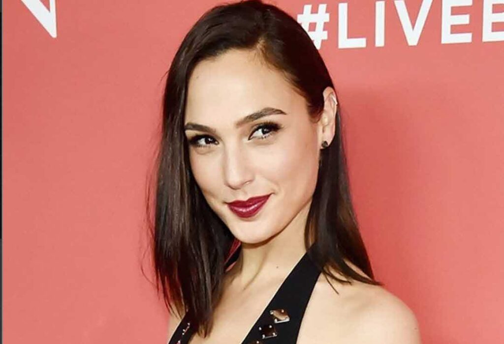 שוב סערה סביב וונדר וומן הישראלית גל גדות והפעם בגלל שחלצה שד לעיני כל!