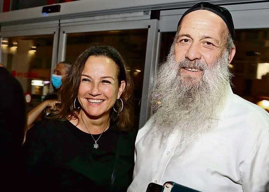 צפו: צופית גרנט רוקדת באירוע עם כיסוי ראש לצד אמו של עומר אדם