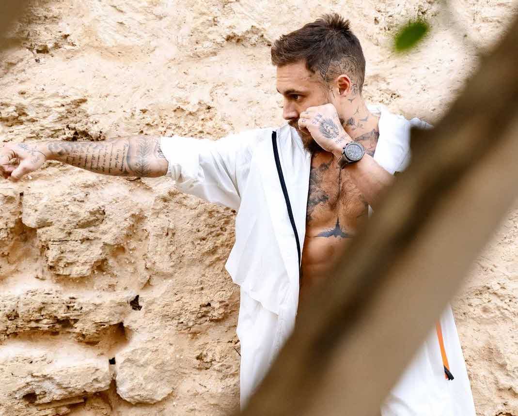 לעיני השוטרים: טום אביב נתן אגרוף לאדם שהתעלל בכלב ברחוב!