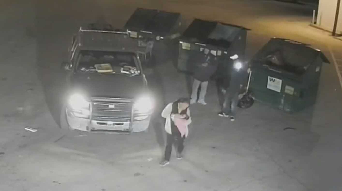 נחשפה זהות האישה שהשליכה את התינוק שלה בשקית זבל לפח האשפה