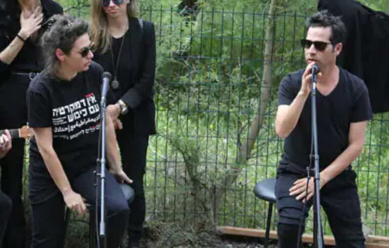 "מביך, קצת כבוד למוות של אבא שלך": שירה גפן תחת מתקפה ברשת