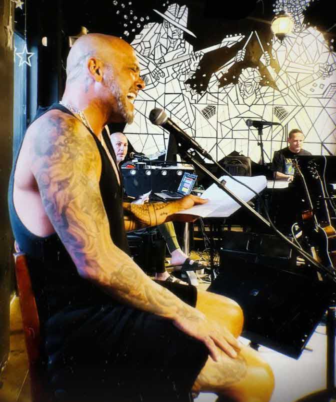 דניאל גרינברג משתפת סטורי לצד אייל גולן ובנה רון מבית החולים:"מלך שלי!"