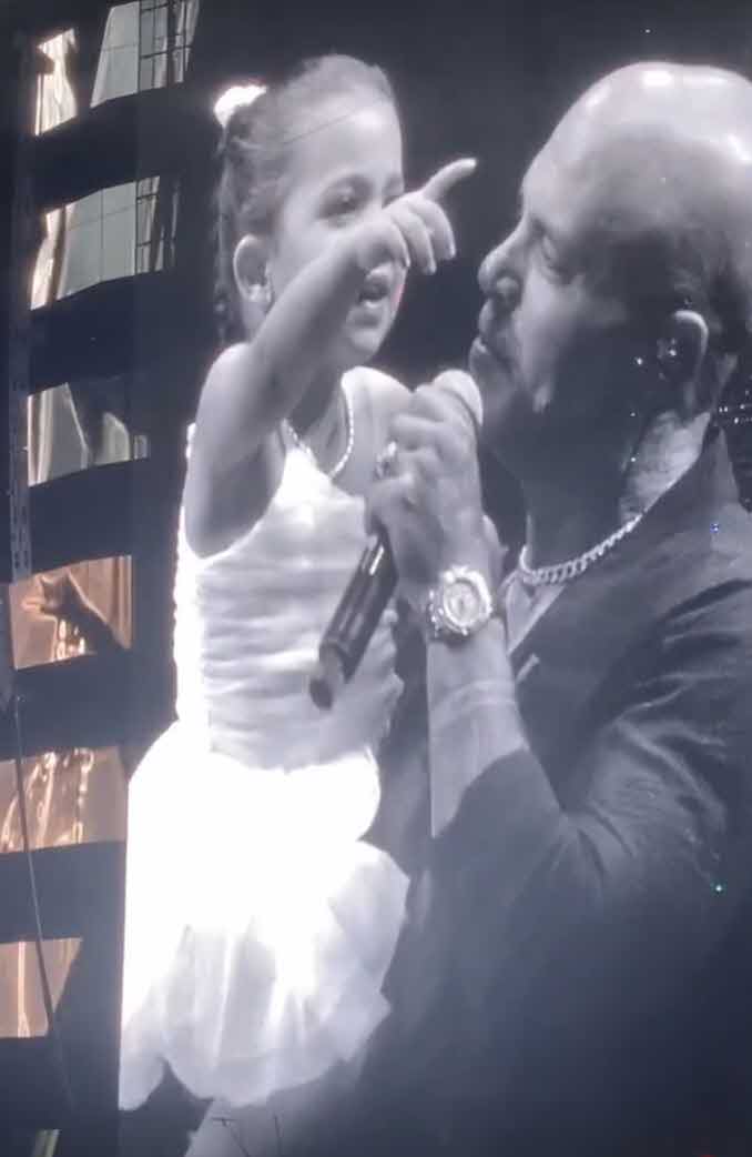 בתם של אייל גולן ודניאל גרינברג עלתה לבמה בהופעה ולא תאמינו מה קרה!