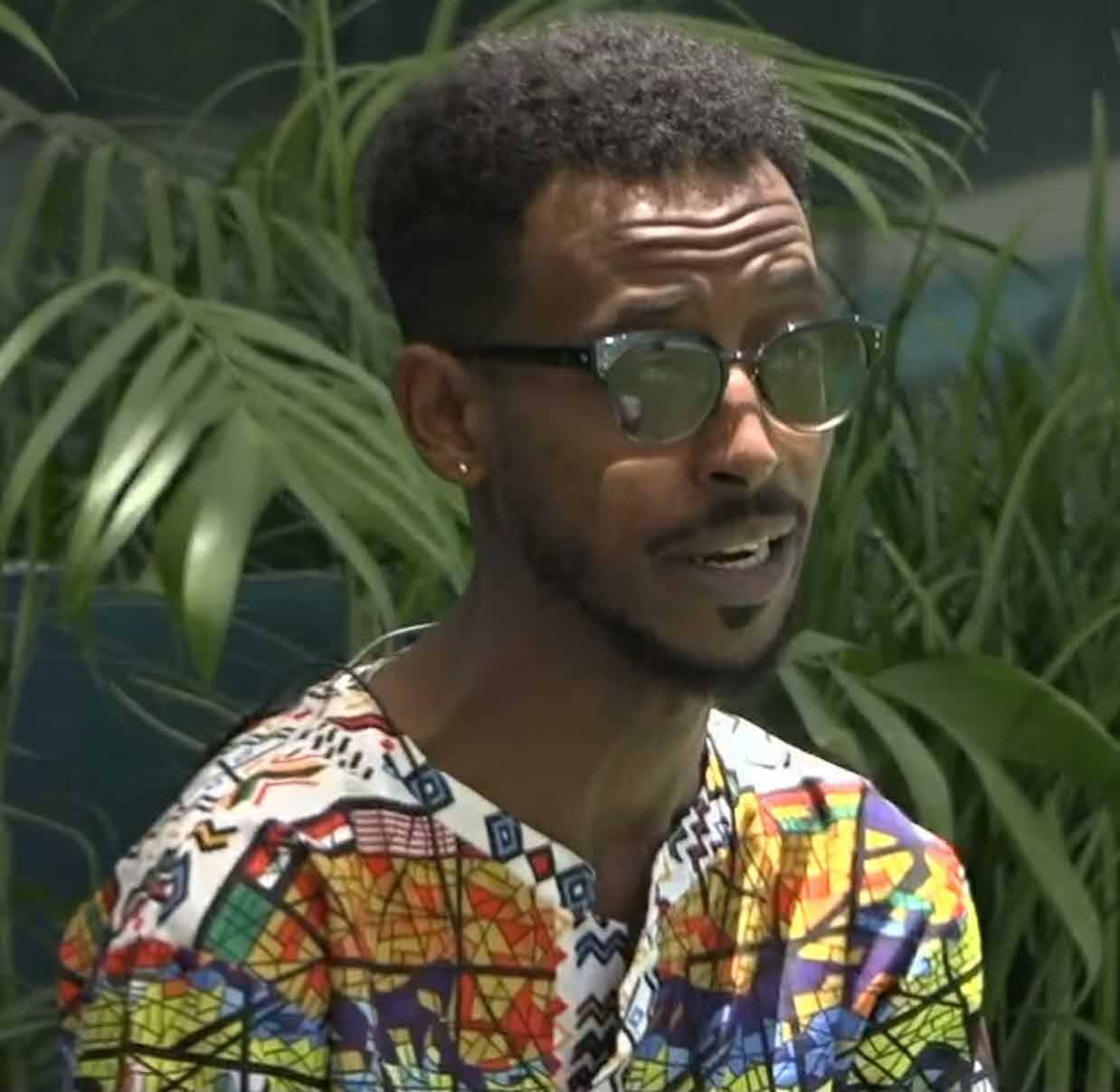 אברהם מתפוצץ על החבורה של לין:"אל תדליקו אותי, אני אכנס לכם בכוח!"