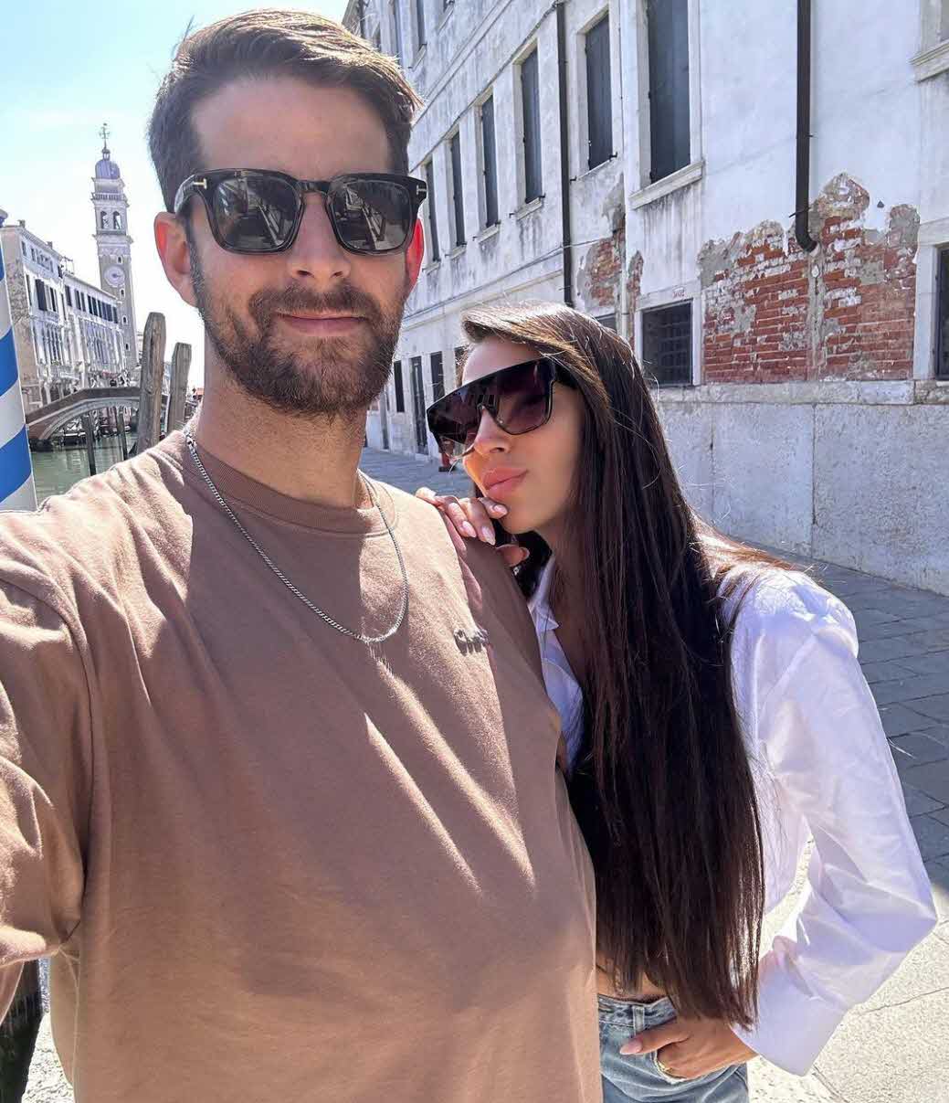 מזהים? כך נראה הזוג המפורסם והאהוב בתמונות הילדות שלהם!