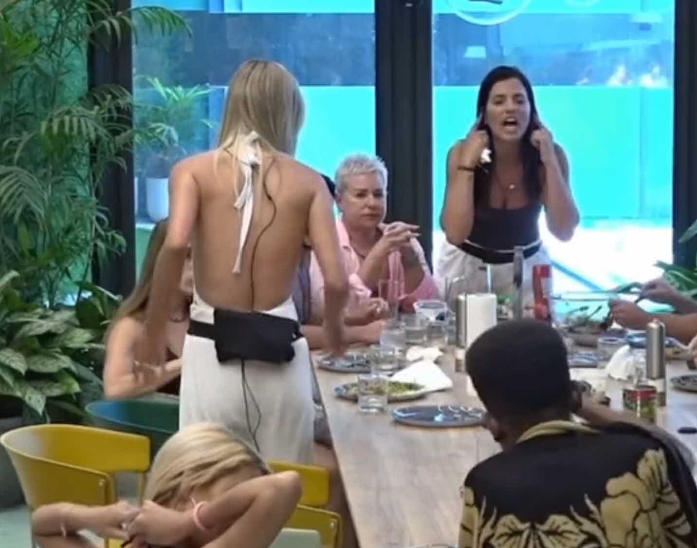 גל מתפוצצת על אברהם מול הדיירים:"עשית 7 קנסות, לא מגיע לך סיגריות"