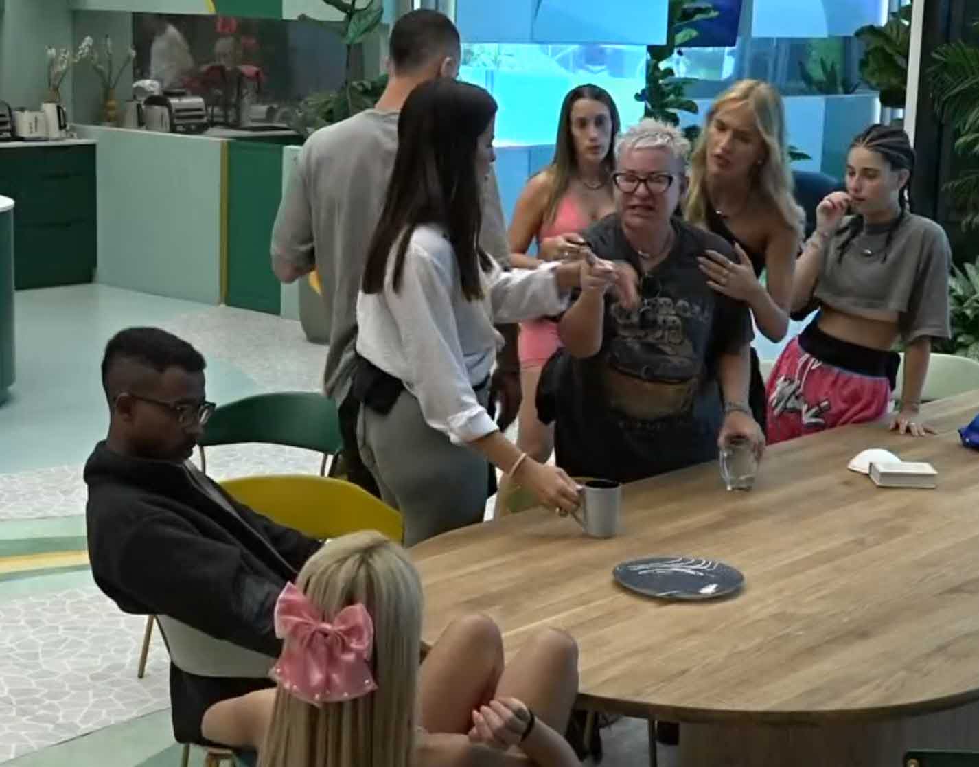 גל מתפוצצת על סתיו:"כל יום אני פותחת לך את המזרן ומרידה לך את הבגדים לרצפה"