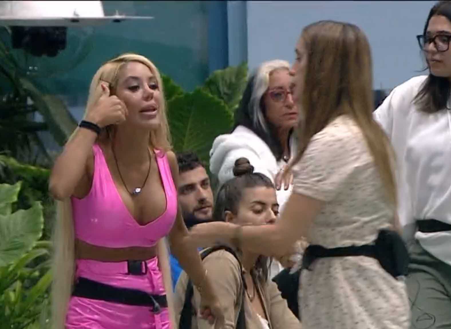 סתיו מתפוצצת על גל:"את ריקה מבפנים, את שטן אין לך לב"