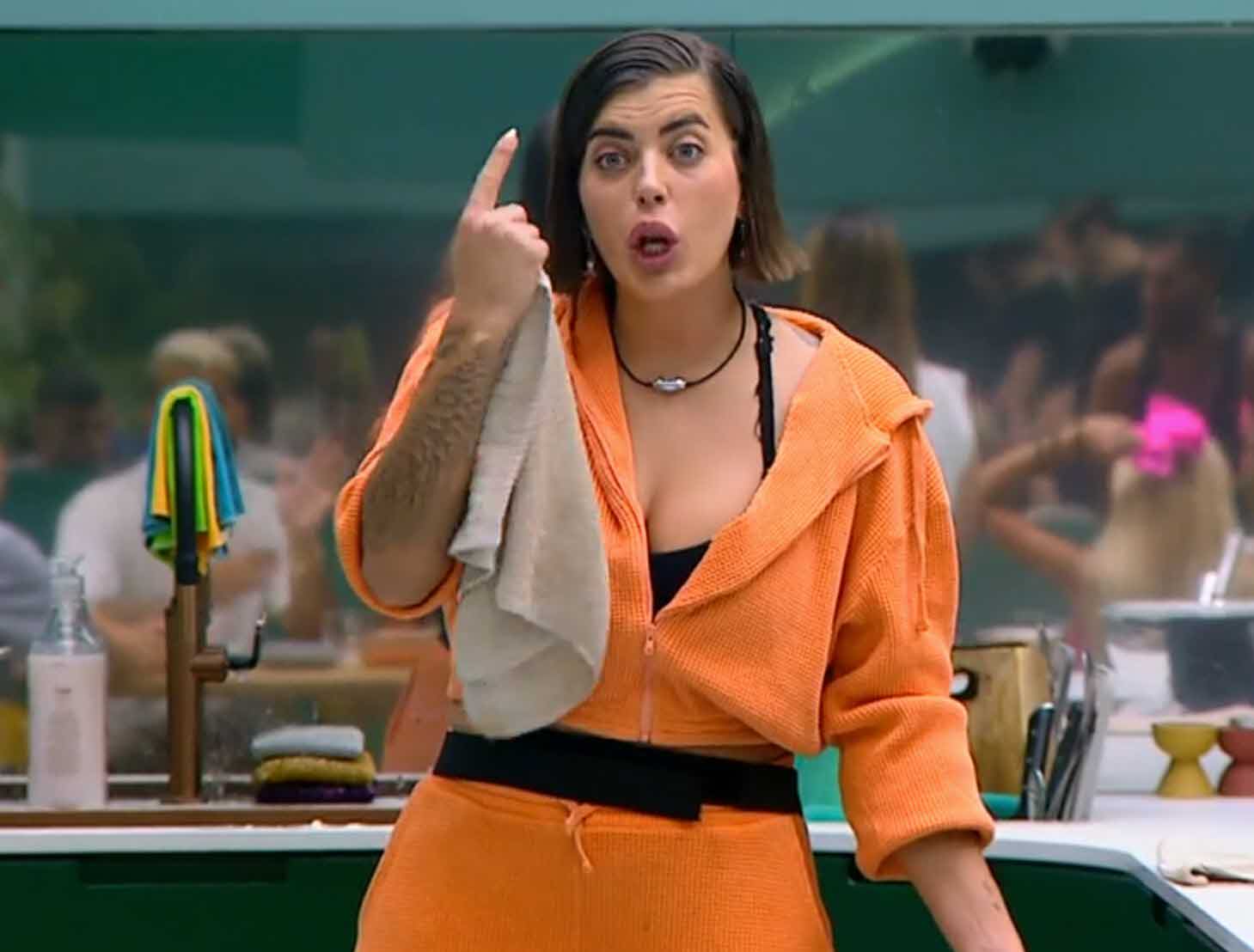 ספיר מתפוצצת על סתיו:"הבלוף שלך נחשף, תסתובבי לא ראו ת'תחת שלך היום"