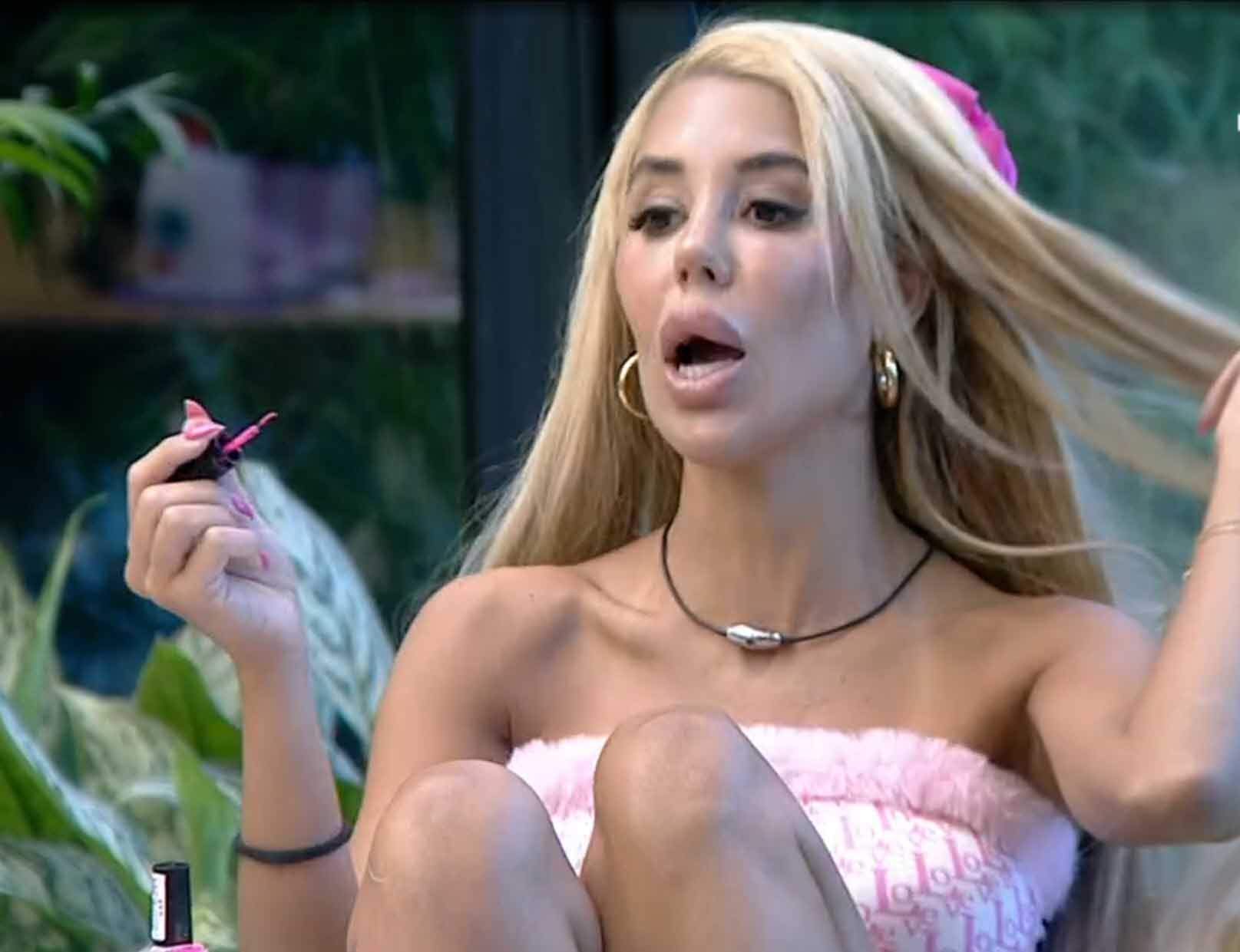 אברהם מתפוצץ על ספיר:"עשיתי ממתקים שסתיו אמרה לי חרם ואת ירית לעצמך בשתי הרגליים"