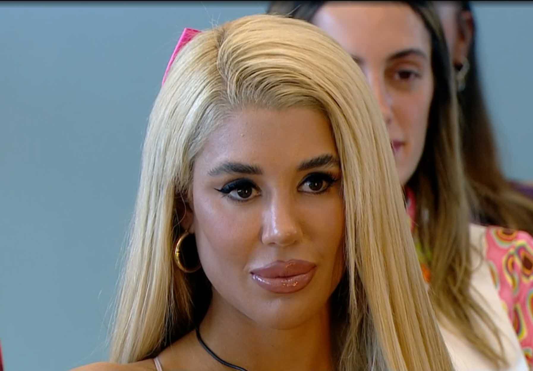 ספיר מתפוצצת על הדיירים ופותחת על סתיו:"היא עושה מכולנו צחוק! תתחילו להתעורר"