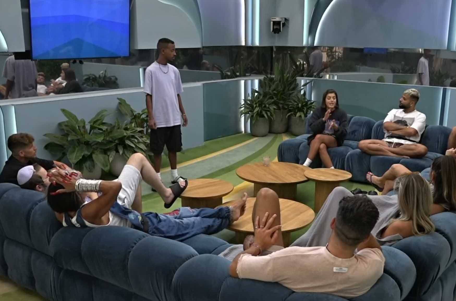 ספיר מתפוצצת על הדיירים ופותחת על סתיו:"היא עושה מכולנו צחוק! תתחילו להתעורר"