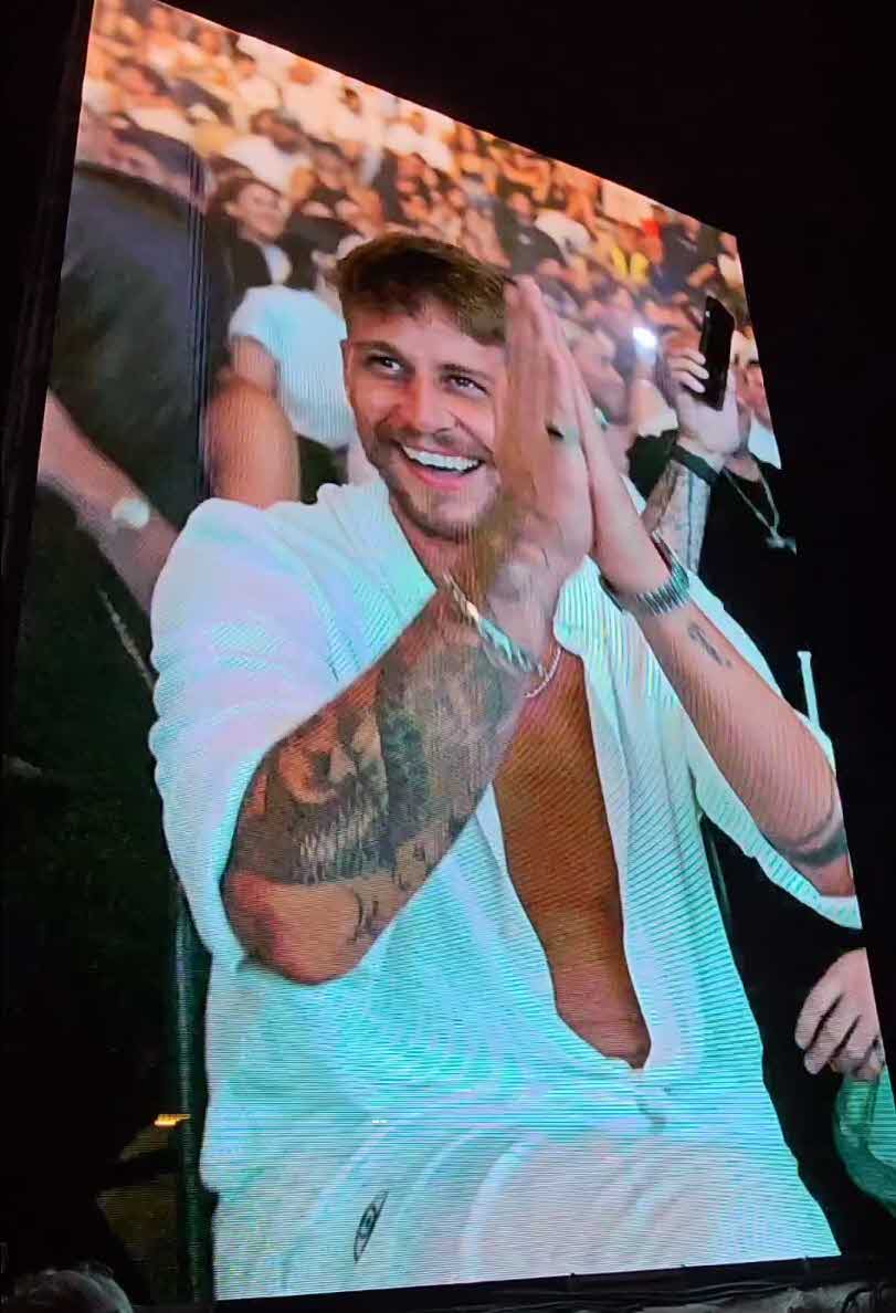 אייל גולן פנה לאורי נגר בהופעה בקיסריה וזרק עקיצה לסתיו קצין