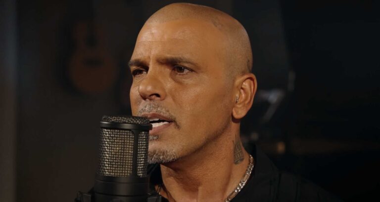 אייל גולן מפתיע את המעריצים לצד מסר עוצמתי: "החג הזה חייב להיות כאן נס גדול"