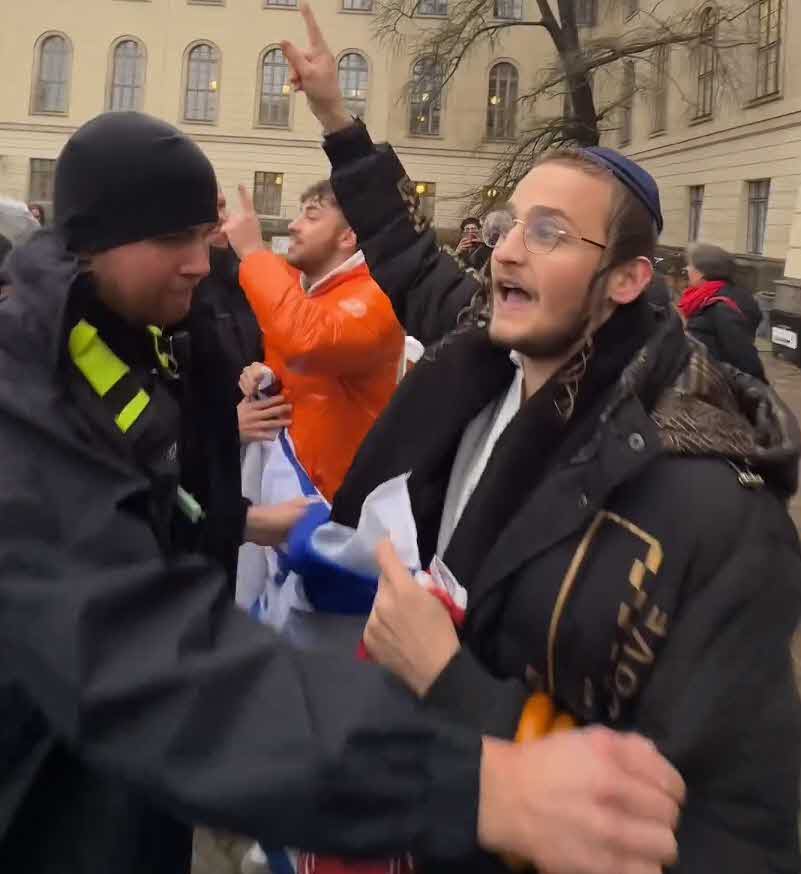 יענקי גולדהבר הפגין בברלין עם דגל ישראל ופונה על ידי המשטרה