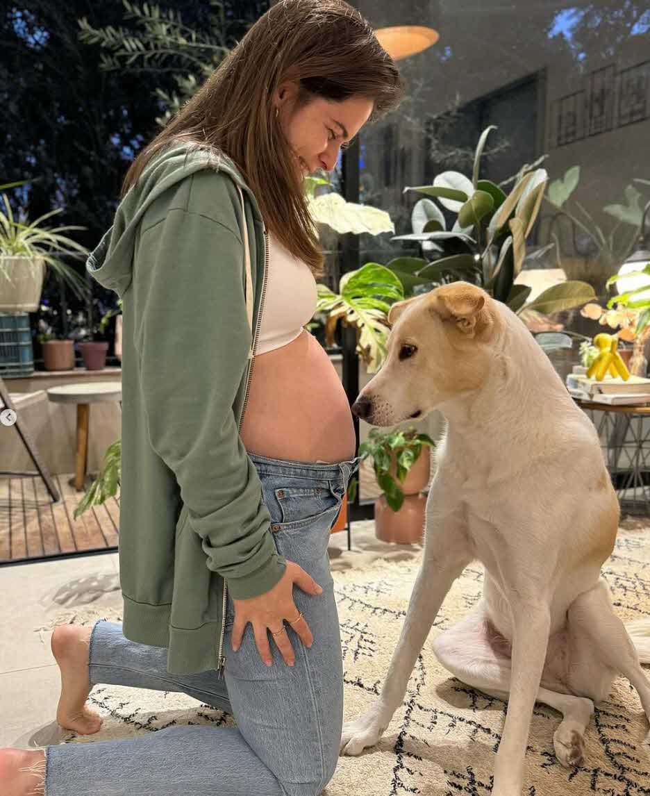 בידיים מלאות: יוצאת חתונמי חושפת בטן הריונית ואת מין העובר