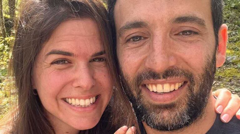 בידיים מלאות: יוצאת חתונמי חושפת בטן הריונית ואת מין העובר