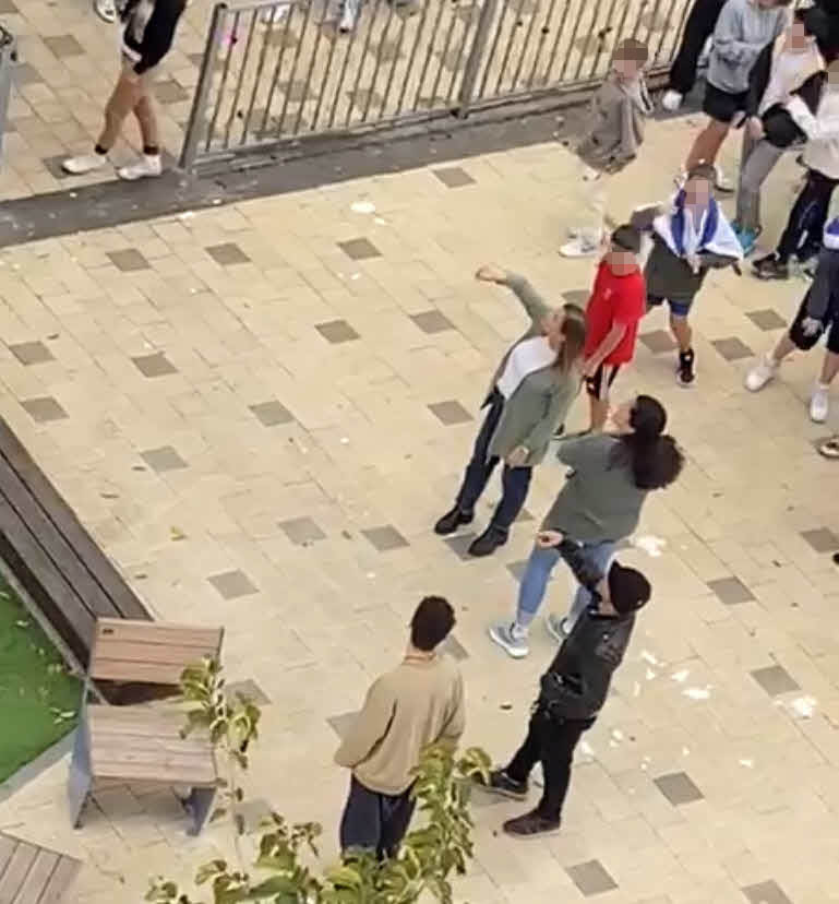 מנהלת בית הספר שתמכה בעזתים שבה לעבודתה והותקפה