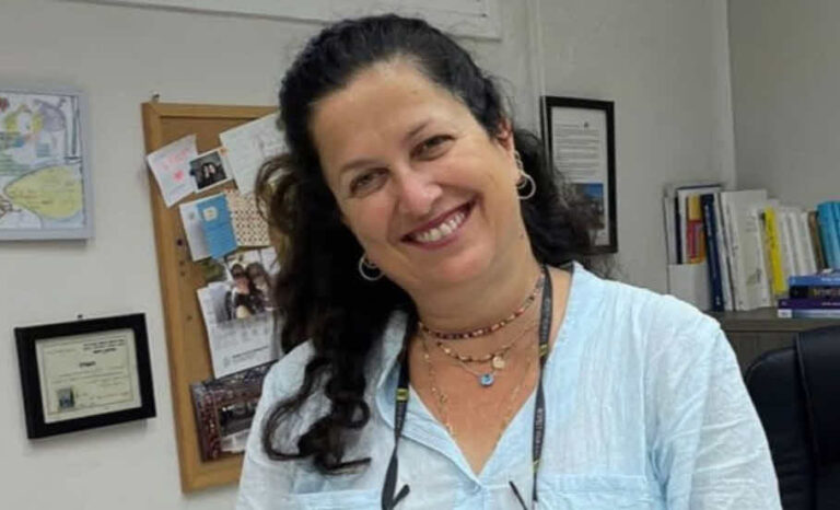 מנהלת בית הספר שתמכה בעזתים שבה לעבודתה והותקפה