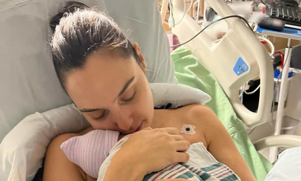 הכוכבת הישראלית הבינלאומית ששמרה על ההריון שלה בחשאיות ילדה אמש את בתה