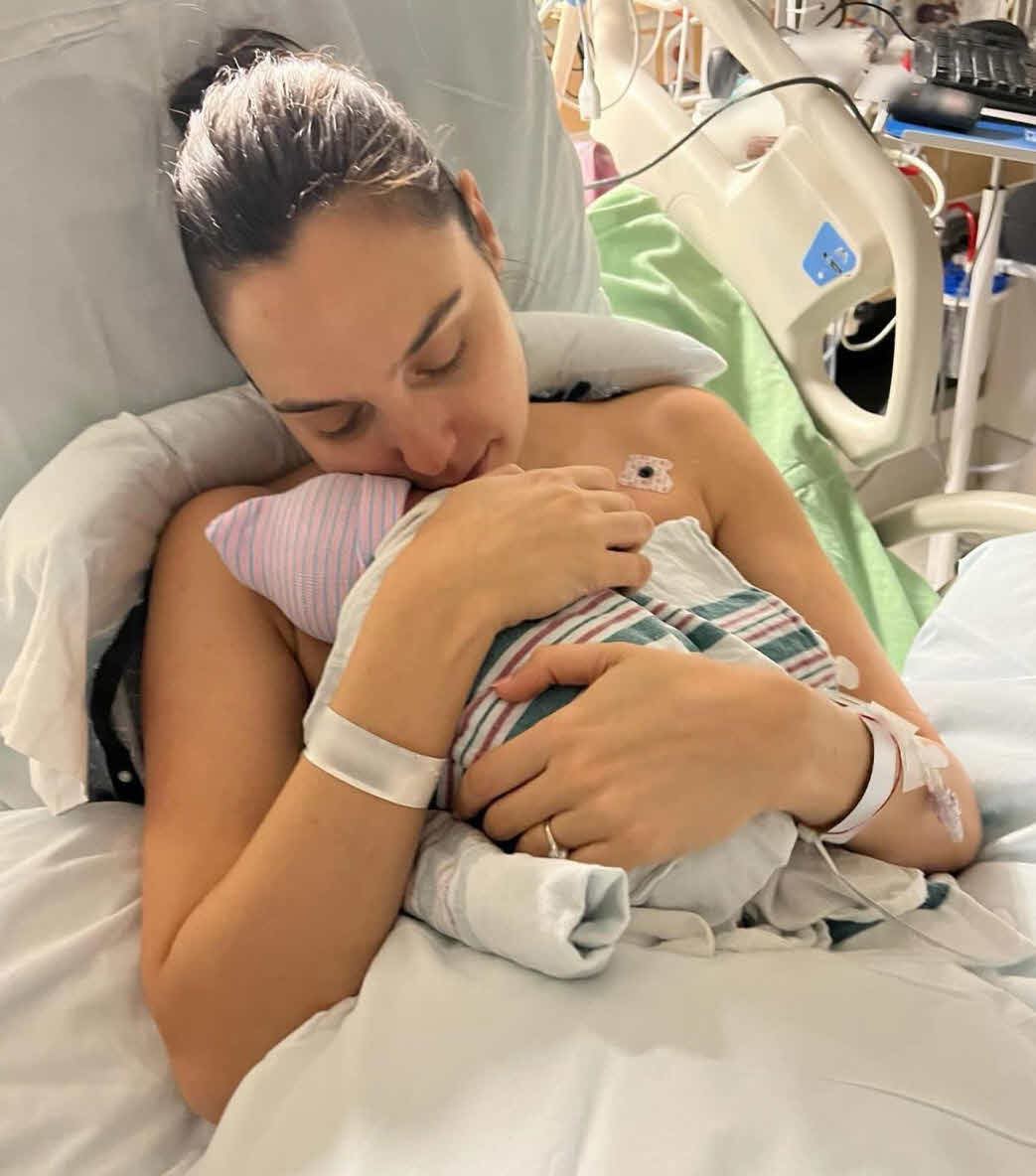 הכוכבת הישראלית הבינלאומית ששמרה על ההריון שלה בחשאיות ילדה אמש את בתה