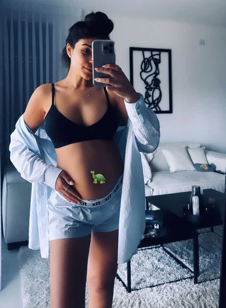 שי לי עופרי חושפת בייבי באמפ ראשון וגם מכינה נקמה לבעלה