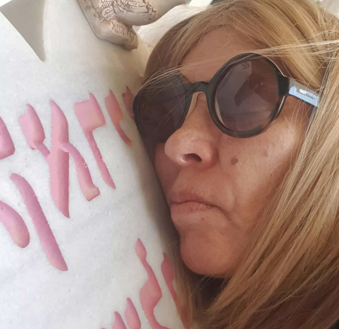 עצוב וכואב: יהודית באומן גילתה כי הקבר של בתה קארין נבזז