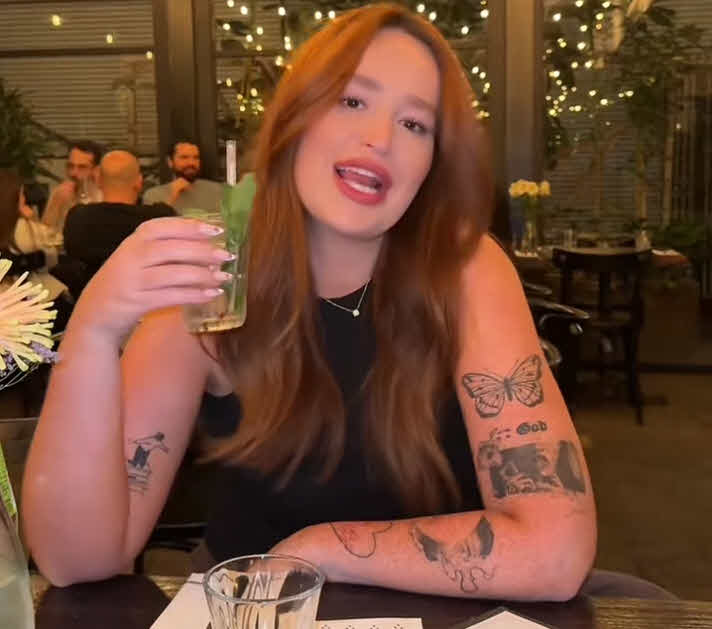 כוכבת טיקטוק בת 28 שמכונה "הג'ינג'ית המשוגעת", מוכרת בזכות התוכן הפרוע שלה והופעה זכורה במיוחד בתכנית "בואו לאכול איתי". אנרגיה של מסיבה – או של פיצוץ.